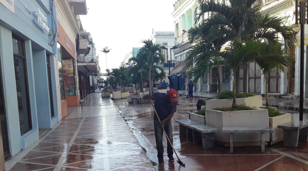 La higiene de los sitios concurridos de la ciudad resulta clave en detener la transmisión del SARS-CoV-2./Foto: Magalys Chaviano