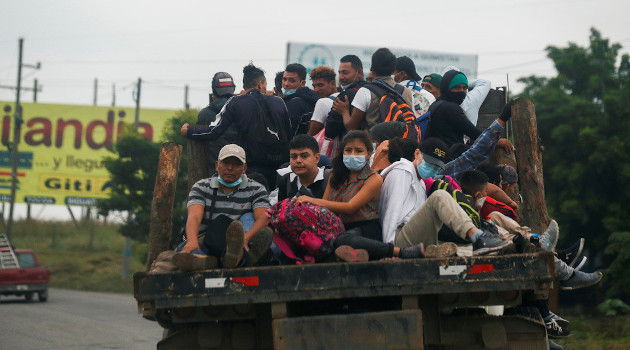 La nueva movilización prevé salir el 15 de enero desde San Pedro Sula. Hasta el momento, unas 12 mil personas se han unido al grupo creado en Facebook para la marcha. Personas en un camión en una caravana de migrantes a EE.UU., en Copán, Honduras, 10 de diciembre de 2020. /Foto: Jose Cabezas / Reuters
