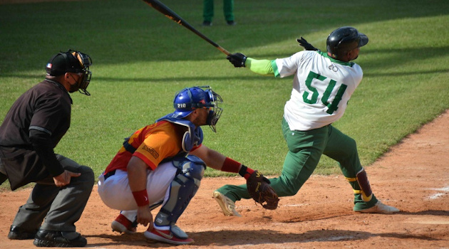 El play offs entre Elefantes de Cienfuegos y Cocodrilos de Matanzas promete béisbol de altos kilates. Foto del encuentro entre ambos equipos en el estadio 5 de Septiembre, de la ciudad de Cienfuegos, el 15 de diciembre de 2020. /Foto: Modesto Gutérrez Cabo (ACN)