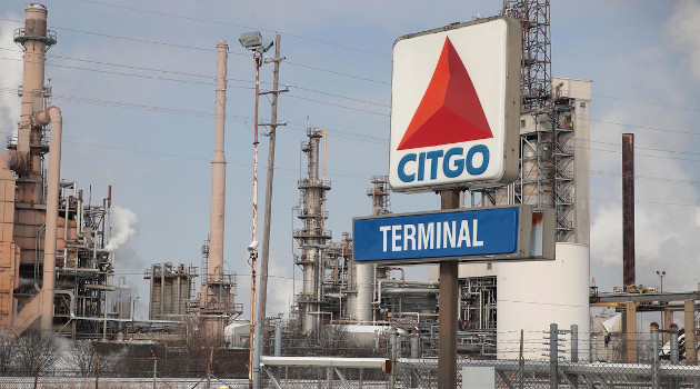 El humo se eleva desde una refinería propiedad de Citgo, filial de PDVSA en EE.UU. 1 de febrero de 2019. /Foto: Scott Olson / AFP