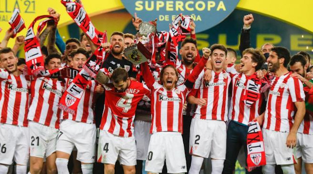 La victoria le permitió al Athletic de Bilbao recuperar la corona ganada en 2015 también frente al Barcelona. /Foto: EFE