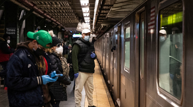 Personas con mascarillas y guantes en una estación de metro de Nueva York (EE.UU.). /Foto: Jeenah Moon / Reuters