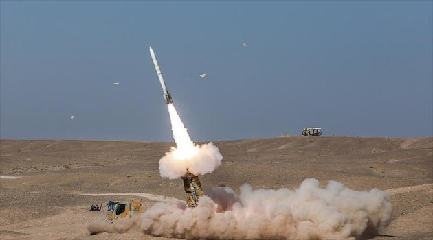 Irán dispara un misil balístico de largo alcance en un ejercicio militar en el desierto central del país. /Foto: Tasnim (HispanTV)