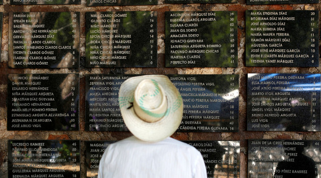 Un hombre se detiene a leer los nombres en el monumento conmemorativo a las víctimas de la masacre de El Mozote. /Foto: José Cabezas / Reuters