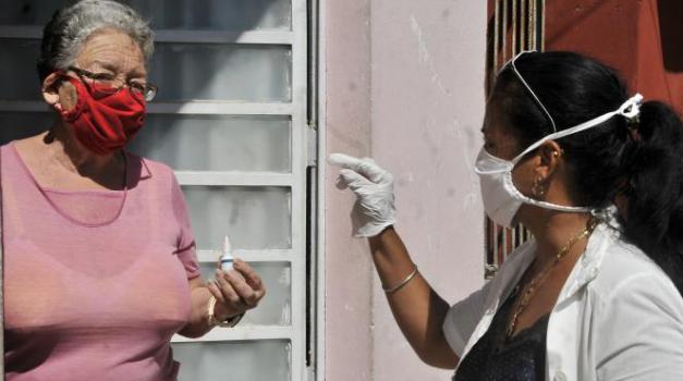 No ha dejado de ser una prioridad de país la atención que reciben personas y familias vulnerables, especialmente tras la instrumentación de la Tarea Ordenamiento monetario y cambiario. Foto: Ismael Batista Ramírez