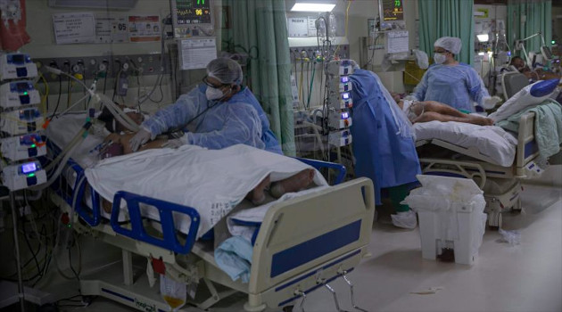 Personal médico en la atención a pacientes de la COVID-19 en la Unidad de Cuidados Intensivos (UCI) en Amazonía, norte de Brasil, 30 de enero de 2021. /Foto: AFP