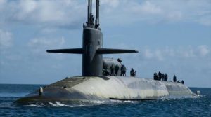 Irán ahuyenta un submarino de EEUU de la zona de maniobra militar