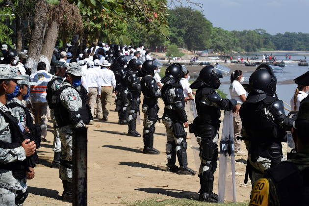 Efectivos vigilan el ingreso de migrantes a lo largo del río Suchiate, que separa a México y Guatemala. /Foto: José Torres (Reuters)