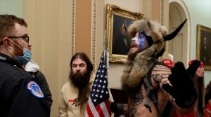 ‘Vikingo’ asaltante al Capitolio de EEUU testificará contra Trump