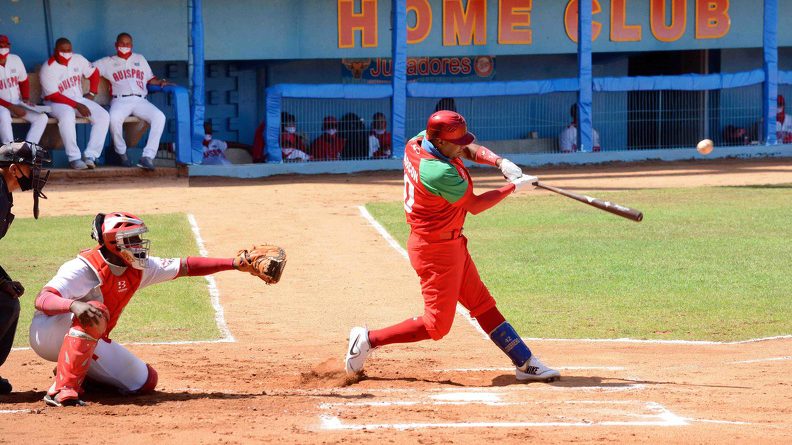 Leñadores de Las Tunas ganan y nivelan el play off de cuartos de final frente a Santiago de Cuba. /Foto: Rodolfo Blanco Cue (ACN)