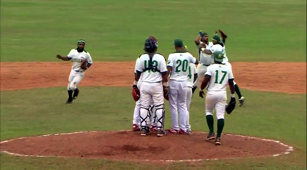 El último out. Los Vegueros empatan la subserie y saludan al ganador. /Foto: Captura de la TV