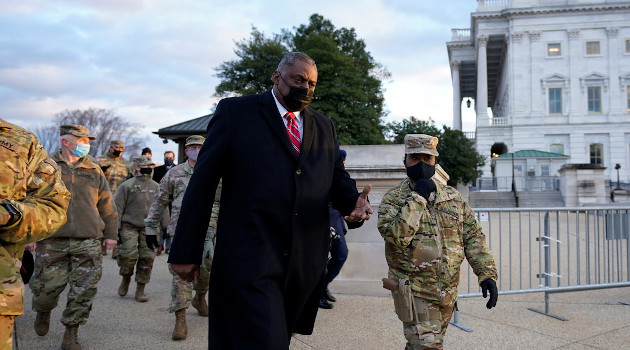 El secretario de Defensa de EE.UU., Lloyd Austin, visita a las tropas de la Guardia Nacional desplegadas en el Capitolio y su perímetro, Washington, el 29 de enero de 2021. /Foto: Manuel Balce Ceneta / Reuters