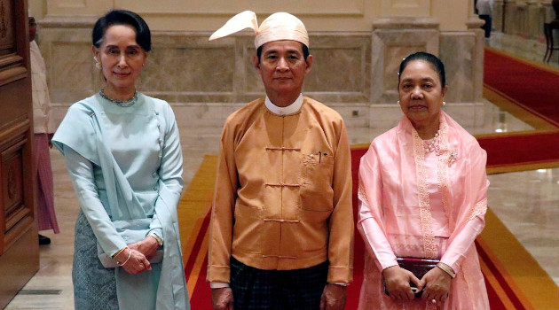 La consejera de Estado de Birmania, Aung San Suu Kyi (izq.), el presidente Win Myint y su esposa Cho Cho en el palacio presidencial en Naipyidó. /Foto: Sai Zaw / Reuters