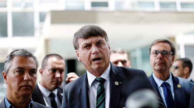 El presidente de Brasil, Jair Bolsonaro, conversa con periodistas en Brasilia. 27 de enero de 2021. /Foto: Ueslei Marcelino / Reuters