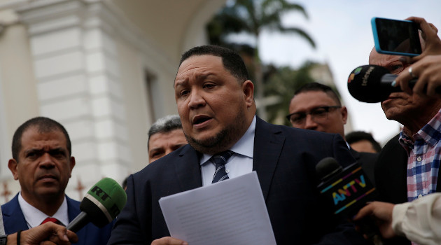 José Brito habla con la prensa en la Asamblea Nacional de Venezuela, en Caracas. /Foto: Manaure Quintero / Reuters