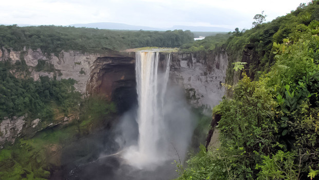 Cataratas Kaieteur, ubicadas en la Región de Potaro-Siparuni en el centro de la Guayana Esequiba. /Foto: Bill Cameron / CC BY-SA 3.0