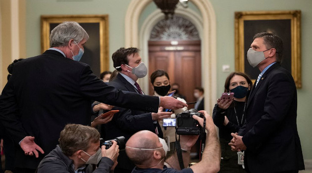 El senador Martin Heinrich habla con periodistas durante un receso en el tercer día del juicio político al ex presidente de los Estados Unidos, Donald Trump. /Foto: AFP