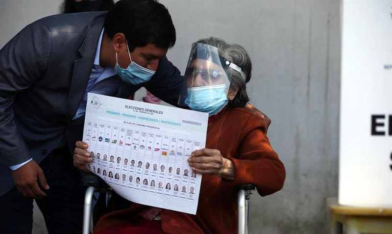 El candidato de la Unión por la Esperanza y favorito en las encuestas preelectorales, Andrés Arauz, acompañó a su abuela Flor Cervina Galarza, de 106 años, a votar hoy, en Quito, Ecuador./Foto: José Jácome / EFE 