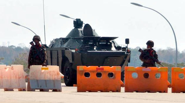 El ejército declaró el lunes el estado de emergencia y anunció que tomará durante un año el control político del país. /Foto: Reuters