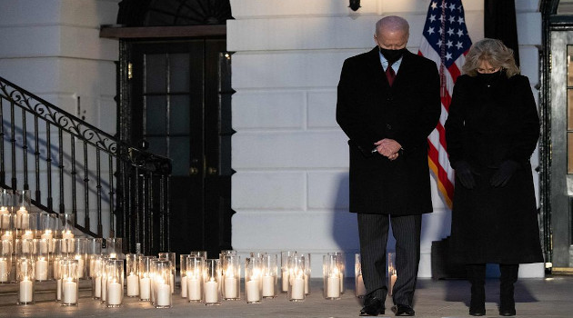 El presidente Biden y su esposa Jill participaron en una ceremonia en el jardín de la Casa Blanca, para recordar a los fallecidos por la Covid-19. /Foto: Saul Loeb /AFP