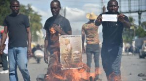 Haitianos salen a las calles en señal de protesta y exigen dimisión de Moïse