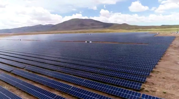 La planta de energía solar cuenta con más de 300 mil paneles fotovoltaicos emplazados en 214 hectáreas. /Foto: Twitter @LuchoXBolivia
