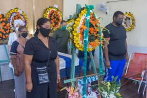 Familiares de Pedro José realizan la última guardia de honor. /Foto: Aslam Castellón Maure