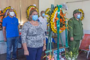 Autoridades de la provincia y compañeros realizan guardia de honor en el funeral de Pedro José Rodríguez. /Foto: Aslam Castellón Maure