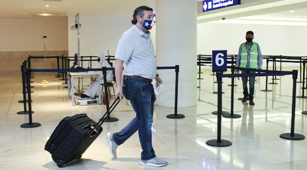 Ted Cruz en el Aeropuerto Internacional de Cancún (México), el 18 de febrero de 2021. /Foto: Stringer / Reuters