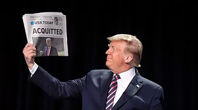 Trump muestra la portada del diario USA Today que recogía su absolución en el primer 'impeachment', en febrero de 2020. /Foto: AP