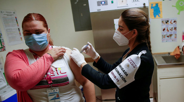 Trabajadora de la salud recibe vacuna en Ciudad Juárez, Chihuahua, México, 14 de enero de 2021. /Foto: Jose Luis Gonzalez / Reuters