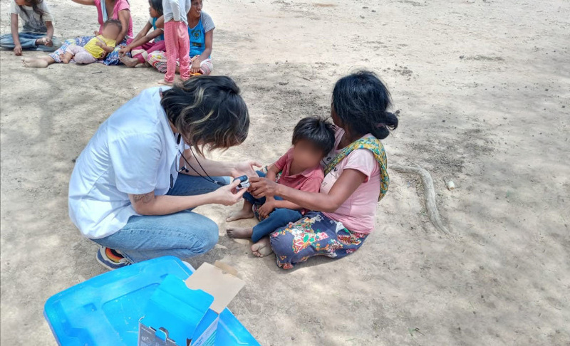 La doctora Ailén Fuentes, formada en la Escuela Latinoamericana de Medicina (Cuba), toma la temperatura corporal de una madre wichí en Salta, Argentina. /Foto: Tujuayliya Gea Zamora