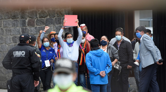 El candidato presidencial de Ecuador, Yaku Pérez, afuera del CNE, en Quito, el 23 de febrero de 2021. /Foto: Santiago Arcos / Reuters