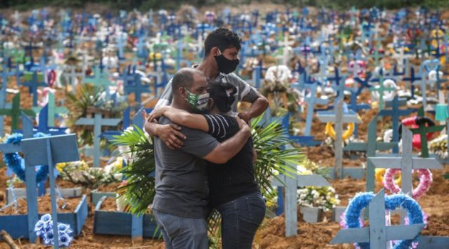 Las muertes por Covid-19 siguen batiendo récords diarios en Brasil. /Foto: Getty Images