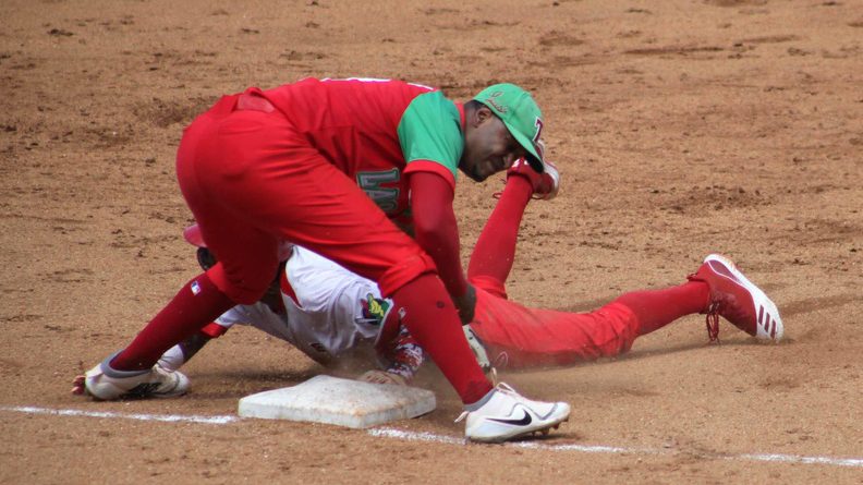 Las Tunas venció a Matanzas en el debut de la segunda semifinal que se desarrolla en el estadio José Antonio Huelga, en Sancti Spíritus. /Foto: Oscar Alfonso Sosa (ACN)