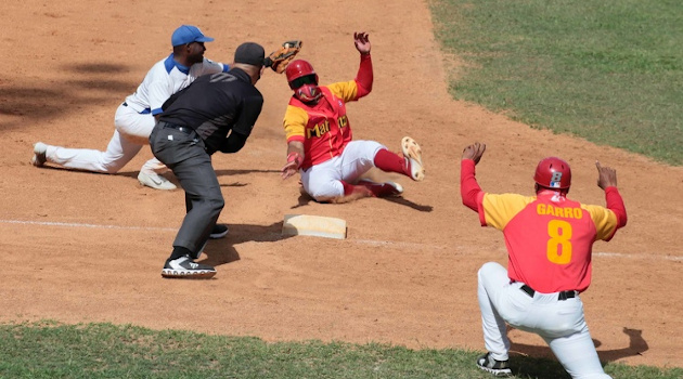 Otro juego de alta tensión el de este lunes entre el campeón defensor Matanzas y los Alazanes de Granma. /Foto: Oscar Alfonso Sosa (ACN)