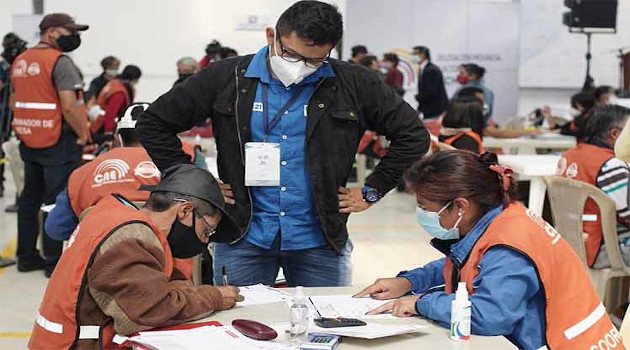 Revisión de actas en el Consejo Nacional Electoral de Ecuador. /Foto: PL