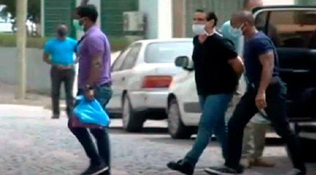 El diplomático venezolano Alex Saab es conducido por agentes caboverdianos. /Foto: Internet