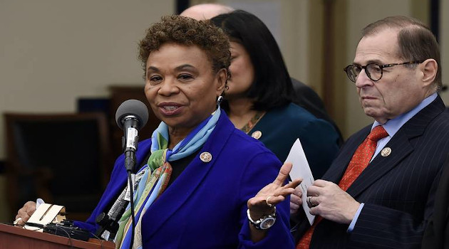 La congresista de California Barbara Lee figura entre los principales firmantes de la carta al mandatario de Estados Unidos Joe Biden donde le piden que revierta las sanciones impuestas sobre Cuba por la Administración Trump. /Foto: Olivier Douliery / AFP