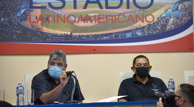 Ernesto Reynoso, comisionado nacional de béisbol, interviene durante la conferencia de prensa sobre la final de la 60 Serie Nacional de Béisbol. /Foto: Omara García Mederos (ACN)