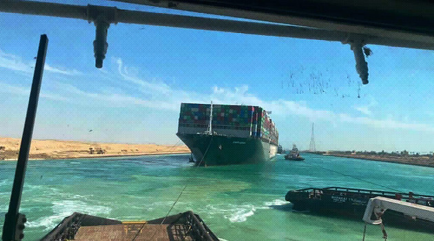 El portacontenedores Ever Given se desplaza por el canal de Suez (Egipto) acompañado por remolcadores, el 29 de marzo de 2021. /Foto: Autoridad del Canal de Suez / AP