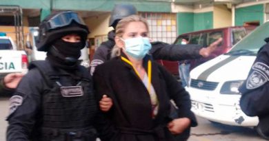 La expresidenta de facto Jeanine Áñez es conducida por agentes de la Fuerza Especial de Lucha Contra el Crimen (FELCC). /Foto: Twitter @ErbolDigital