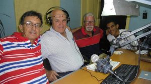 Al centro, con audífonos, en una de las emisiones del programa radial Con palabra propia.