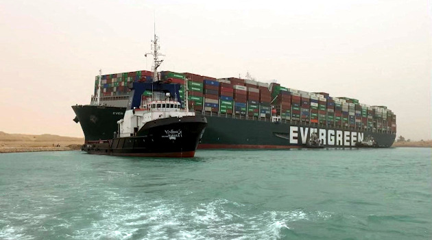 El buque Ever Given, de la compañía Evergreen, bloquea el tránsito marítimo en el canal de Suez. /Foto: Suez CANAL / AFP