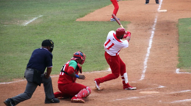 Erisbel Arruebarruena decidió con jonrón de tres carreras en el séptimo. /Foto: Oscar Alfonso Sosa (ACN)