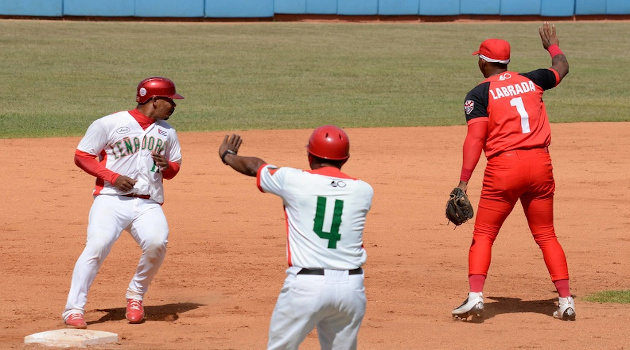 Leñadores de Las Tunas blanquean a las Avispas de Santiago, en semifinal de la 60 Serie Nacional de Béisbol, en el Estadio Cándido González, en Camagüey, el 2 de marzo de 2021./Foto: Rodolfo Blanco Cué (ACN)