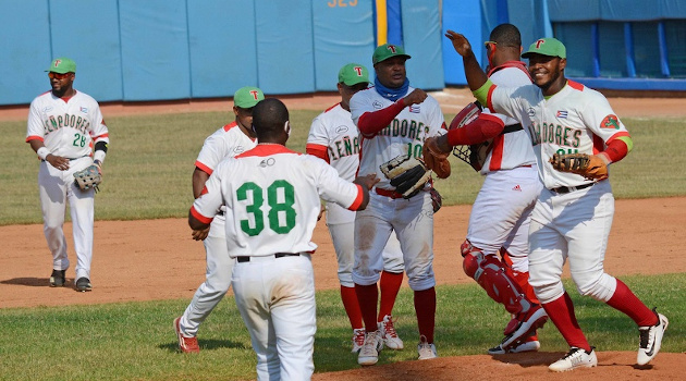 Leñadores de Las Tunas festejan su pase a la semifinal de la pelota cubana, correspondiente al play off de la 60 Serie Nacional de Béisbol. /Foto: Rodolfo Blanco Cué (ACN)