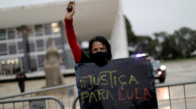 Partidario del expresidente de Brasil, Luiz Inácio Lula da Silva, en Planalto. 8 de marzo de 2021. /Foto: Ueslei Marcelino / Reuters