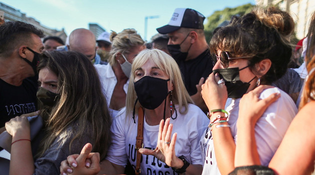 La movilización fue encabezada por la exesposa Claudia Villafañe y sus hijas Dalma y Gianinna. /Foto: Agustin Marcarian / Reuters