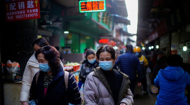 Personas con mascarilla en un mercado callejero en Wuhan, provincia de Hubei, China, el 8 de febrero de 2021. /Foto: Aly Song / Reuters